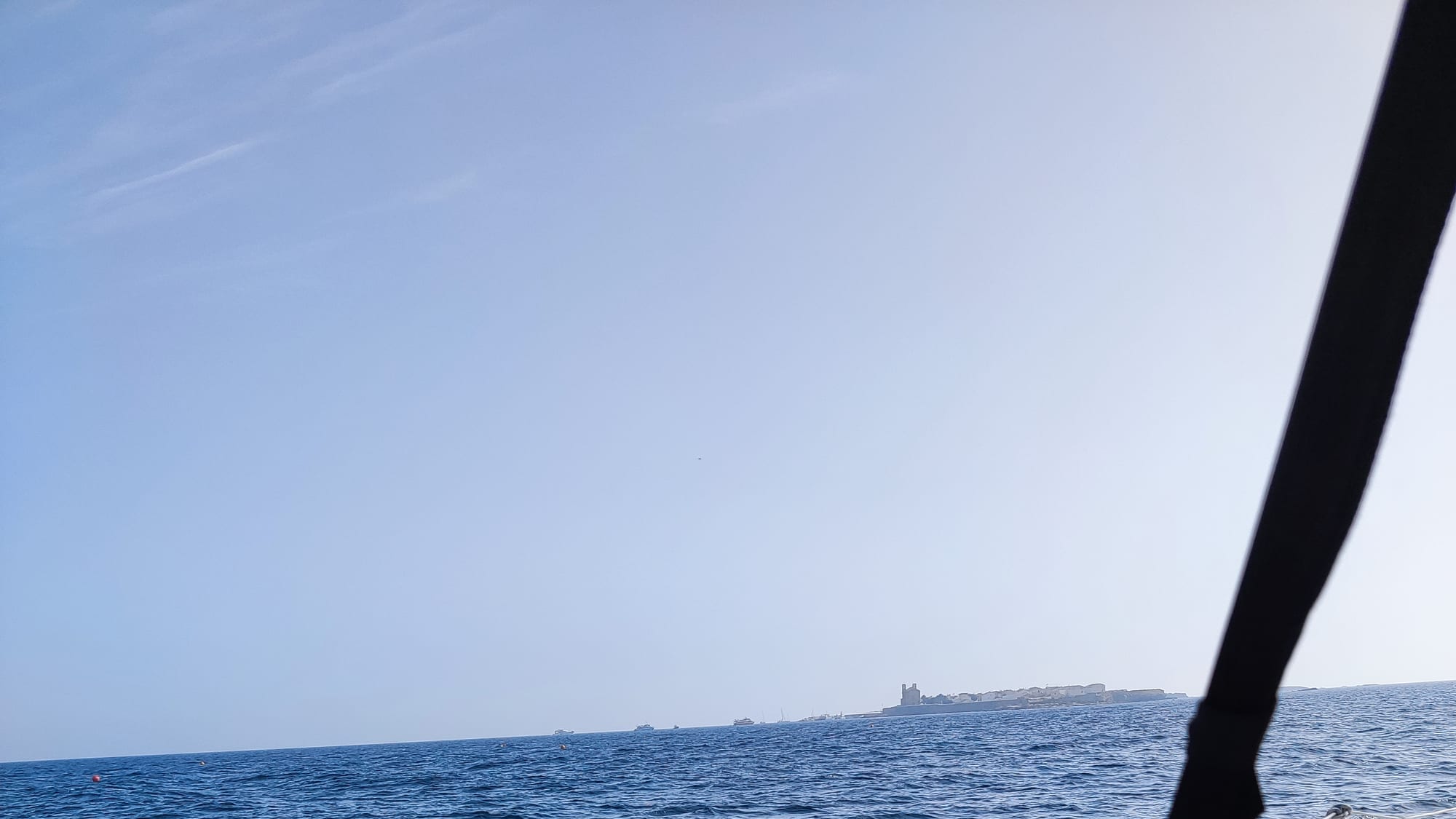 Isla de Tabarca vista desde el barco, camino de la reserva marina