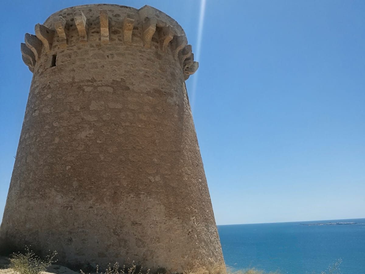 Torre de Escaletes, en la sierra de Santa Pola, con el mar y la isla de Tabarca al fondo